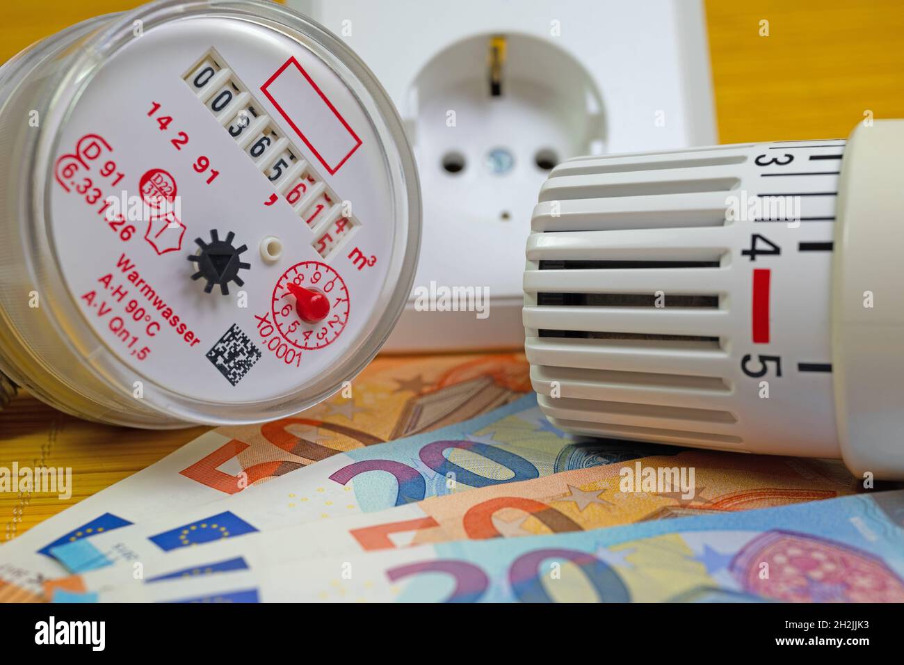 Wasserzähler, Steckdose und Thermostat, symbolisch für Stromkosten Stockfoto