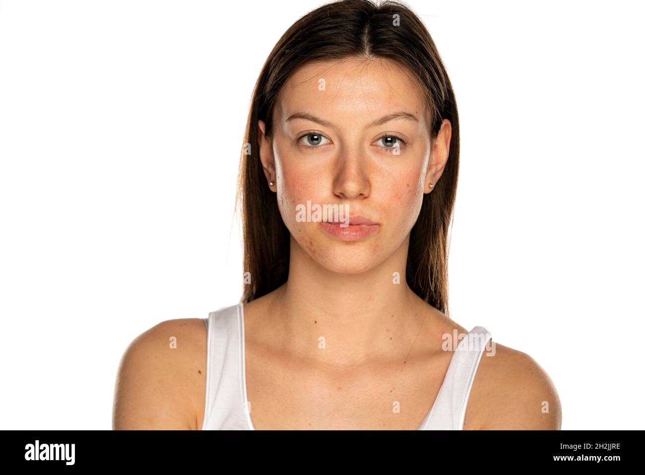 Schöne junge Frau ohne Make-up auf weißem Hintergrund Stockfoto