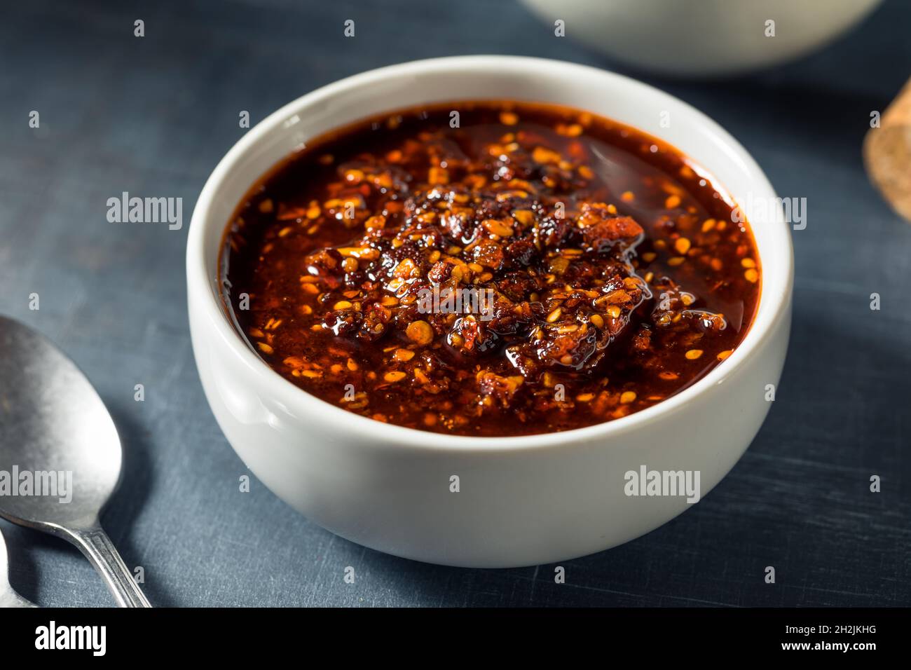 Hausgemachte würzige rote asiatische Chili Crunch Gewürz mit Öl und Knoblauch Stockfoto