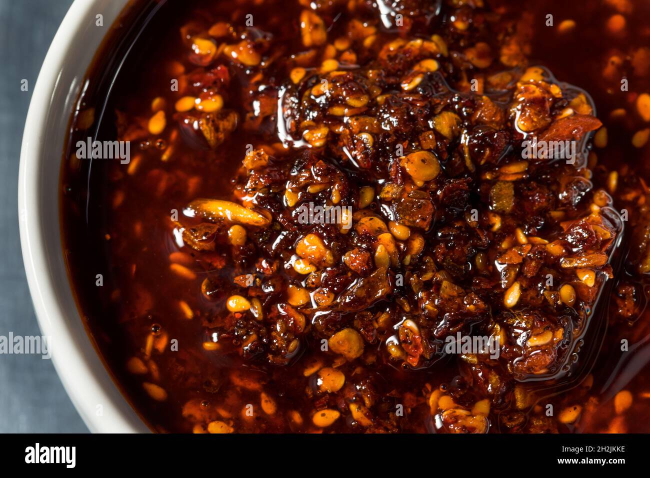 Hausgemachte würzige rote asiatische Chili Crunch Gewürz mit Öl und Knoblauch Stockfoto