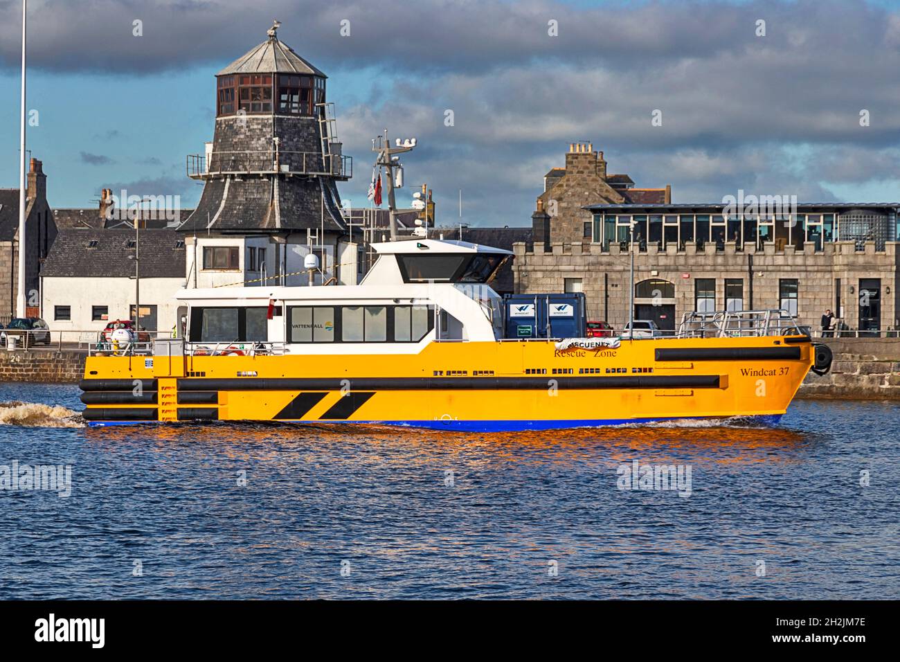 ABERDEEN CITY SCOTLAND HAT EINE GELBE WINDCAT 37, DIE AM ALTEN ROUNDHOUSE AM NORTH PIER VORBEIFÜHRT Stockfoto