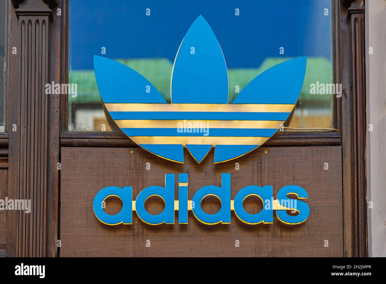 aplausos Ambigüedad estudiar Belgrad, Serbien - 16. Oktober 2021: Sportmarke Adidas Zeichen am  Holzgebäude Stockfotografie - Alamy