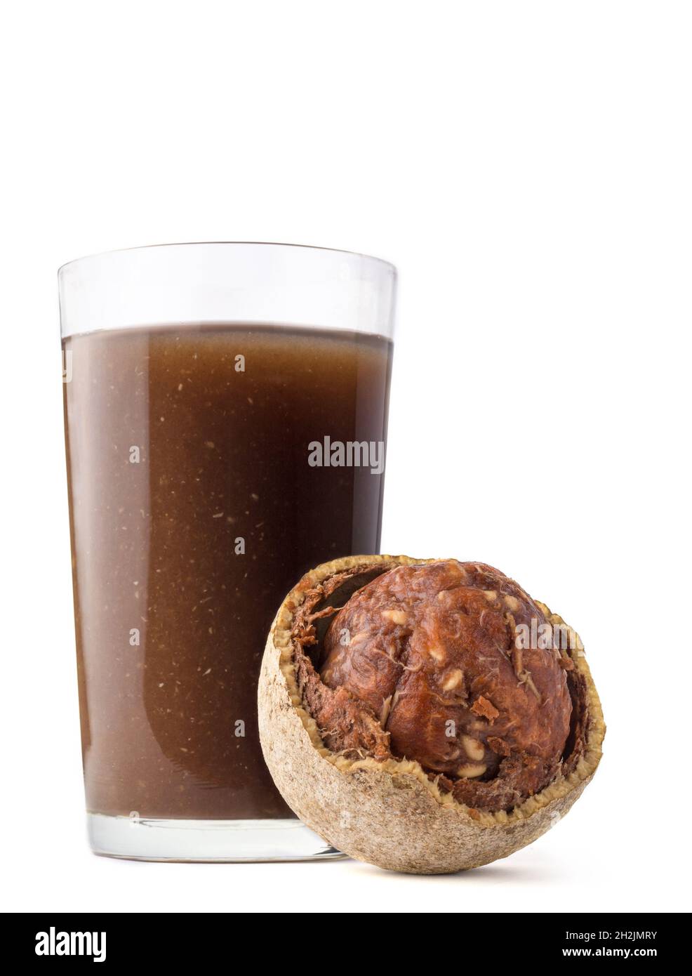 Wood Apple Smoothie und frisches Obst, auch bekannt als Elefantenapfel, beliebtes gesundes Getränk in südasien isoliert auf weißem Hintergrund Stockfoto