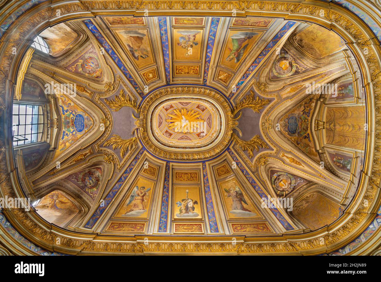 ROM, ITALIEN - 28. AUGUST 2021: Die Deckenfresken in der Kirche Oratorio del Santissimo Sacramento von Luigi Martinori aus dem 18. Jh. Stockfoto