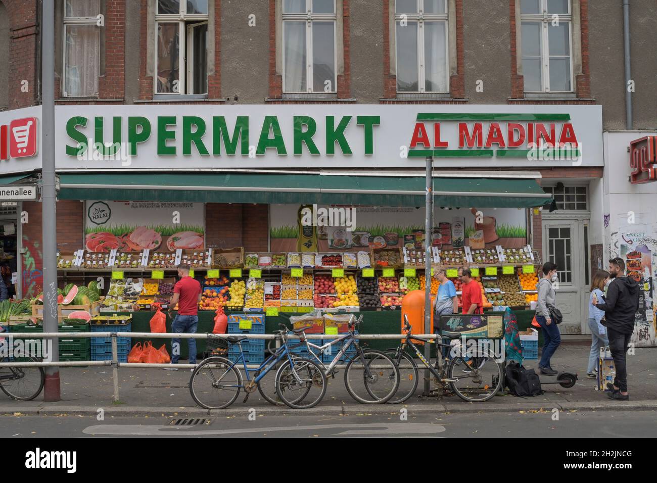 Arabischer Supermarkt Al Madina, Sonnenallee, Neukölln, Berlin, Deutschland Stockfotografie Alamy