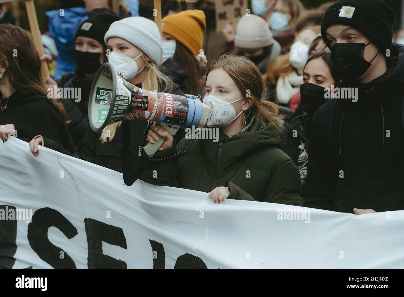 Demonstrat*in welch*e in ein Megafon schreit. Am 22. Oktober 2021 sammeln sich zehntausende Menschen aus ganz Deutschland in Berlin, um mit Fridays for Future Druck auf die Koalitionsverhandler von SPD, Bündnis 90/die Grünen und FDP ausgleichen, damit diese die Wahlversprechen in Sachen Klimaschutz halten und das 1, 5 Grad Ziel nicht übertragen wird. Diese Woche hat FFF eine Liste an Anforderungen an die neue Regierung gestellt. Die Demo wurde gegen 14:45Uhr wegen Wetterwarnungen durchgeführt. * Demonstrator schreit in ein Megaphon. Am 22. Oktober 2021 Zehntausende Menschen f Stockfoto