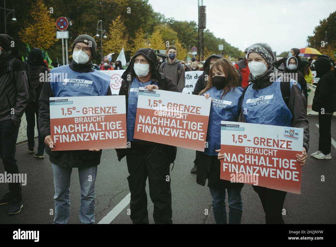 Demonstrant*innen mit Schildern: „1, 5 Grad Grenze braucht nachhaltige Finanzwende“. Am 22. Oktober 2021 sammeln sich zehntausende Menschen aus ganz Deutschland in Berlin, um mit Fridays for Future Druck auf die Koalitionsverhandler von SPD, Bündnis 90/die Grünen und FDP ausgleichen, damit diese die Wahlversprechen in Sachen Klimaschutz halten und das 1, 5 Grad Ziel nicht übertragen wird. Diese Woche hat FFF eine Liste an Anforderungen an die neue Regierung gestellt. Die Demo wurde gegen 14:45Uhr wegen Wetterwarnungen durchgeführt. * Demonstratoren mit Schildern: '1.5 Grad Grenze braucht su Stockfoto