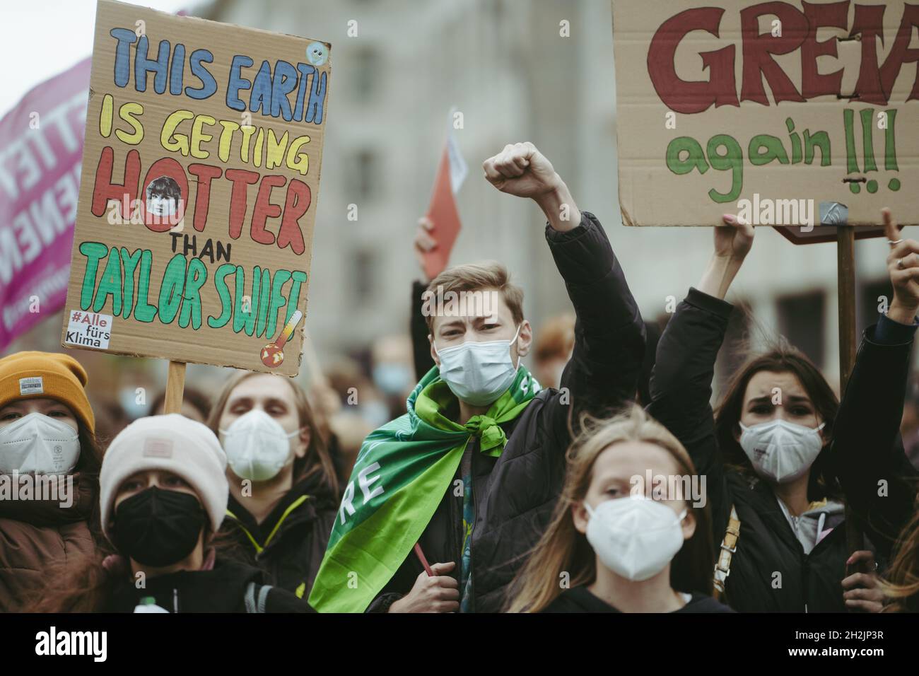 Demonstrat*in welch*e die Faust hebt. Am 22. Oktober 2021 sammeln sich zehntausende Menschen aus ganz Deutschland in Berlin, um mit Fridays for Future Druck auf die Koalitionsverhandler von SPD, Bündnis 90/die Grünen und FDP ausgleichen, damit diese die Wahlversprechen in Sachen Klimaschutz halten und das 1, 5 Grad Ziel nicht übertragen wird. Diese Woche hat FFF eine Liste an Anforderungen an die neue Regierung gestellt. Die Demo wurde gegen 14:45Uhr wegen Wetterwarnungen durchgeführt. * Demonstrator, der die Faust hebt. Am 22. Oktober 2021 zehntausende Menschen aus aller Mitte Stockfoto