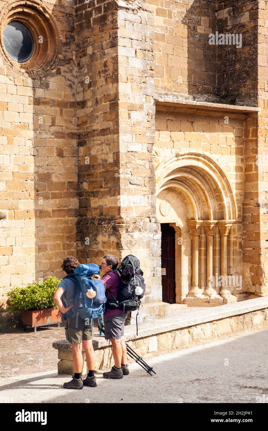 Die Kirche der Iglesia de San Andrés im Dorf Zariquiegui, die oberhalb von Pamplona auf der spanischen Pilgerroute Camino de Santiago steht Stockfoto