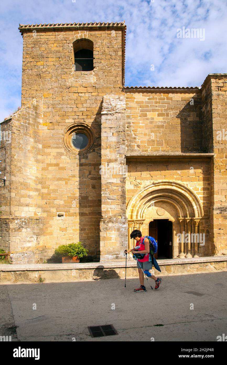 Die Kirche der Iglesia de San Andrés im Dorf Zariquiegui, die oberhalb von Pamplona auf der spanischen Pilgerroute Camino de Santiago steht Stockfoto