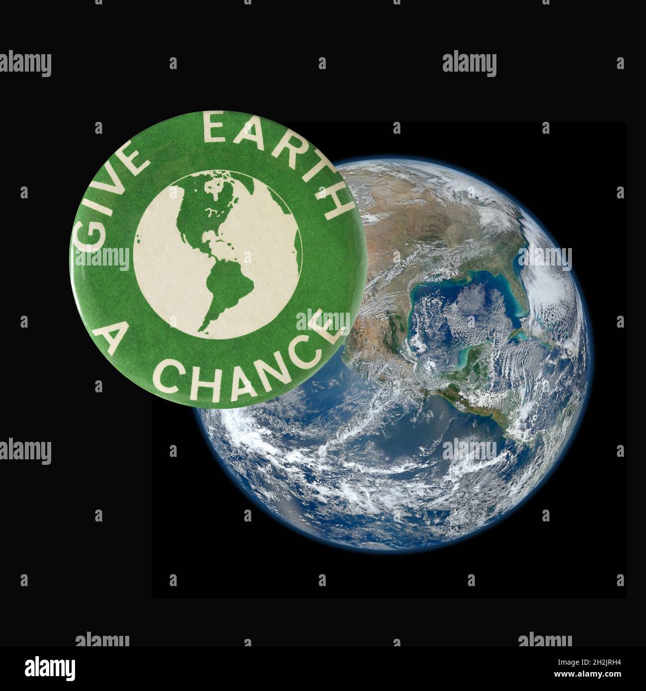 Ein zusammengesetztes Bild eines 1970 Green Earth Day Buttons, der über dem Planeten Erde schwebt Stockfoto