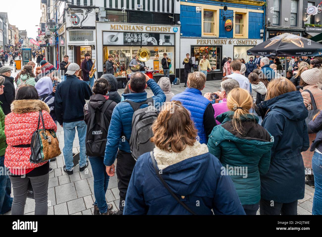 Cork, Irland. Oktober 2021. Das Cork Guinness Jazz Festival begann heute. Das Jazzfestival findet in und um Cork statt und läuft bis Montag, den 25. Oktober. Die in Cork ansässige Jazz-Band „Code of Behavior“ zog eine große Menge in die Oliver Plunkett Street. Quelle: AG News/Alamy Live News Stockfoto