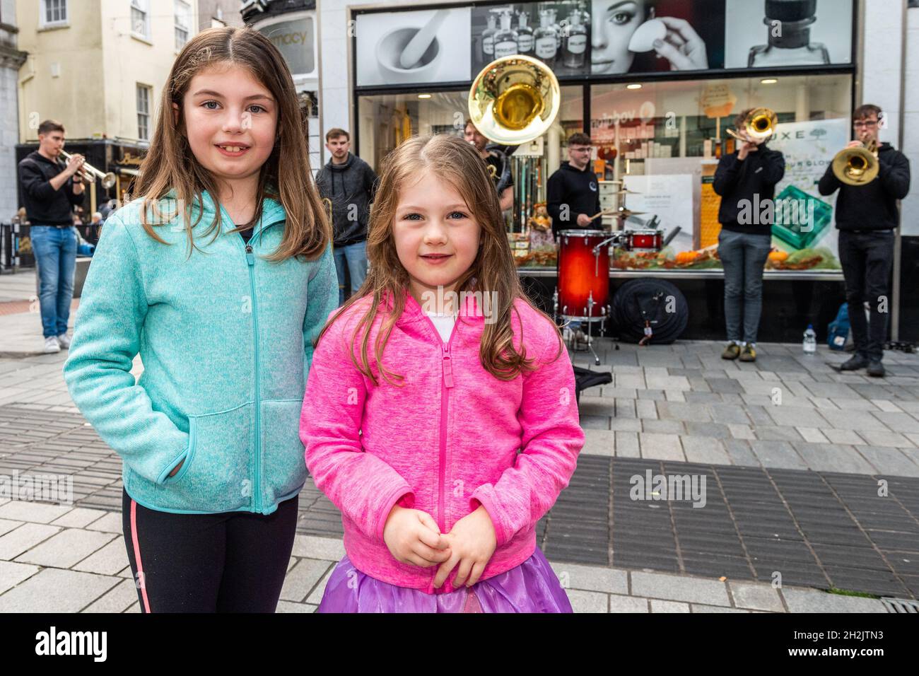 Cork, Irland. Oktober 2021. Das Cork Guinness Jazz Festival begann heute. Das Jazzfestival findet in und um Cork statt und läuft bis Montag, den 25. Oktober. Die beiden Schwestern, die sich mit der in Cork ansässigen Jazzband „Code of Behavior“ freute, waren die beiden aus Mallow und Willow Donovan. Quelle: AG News/Alamy Live News Stockfoto