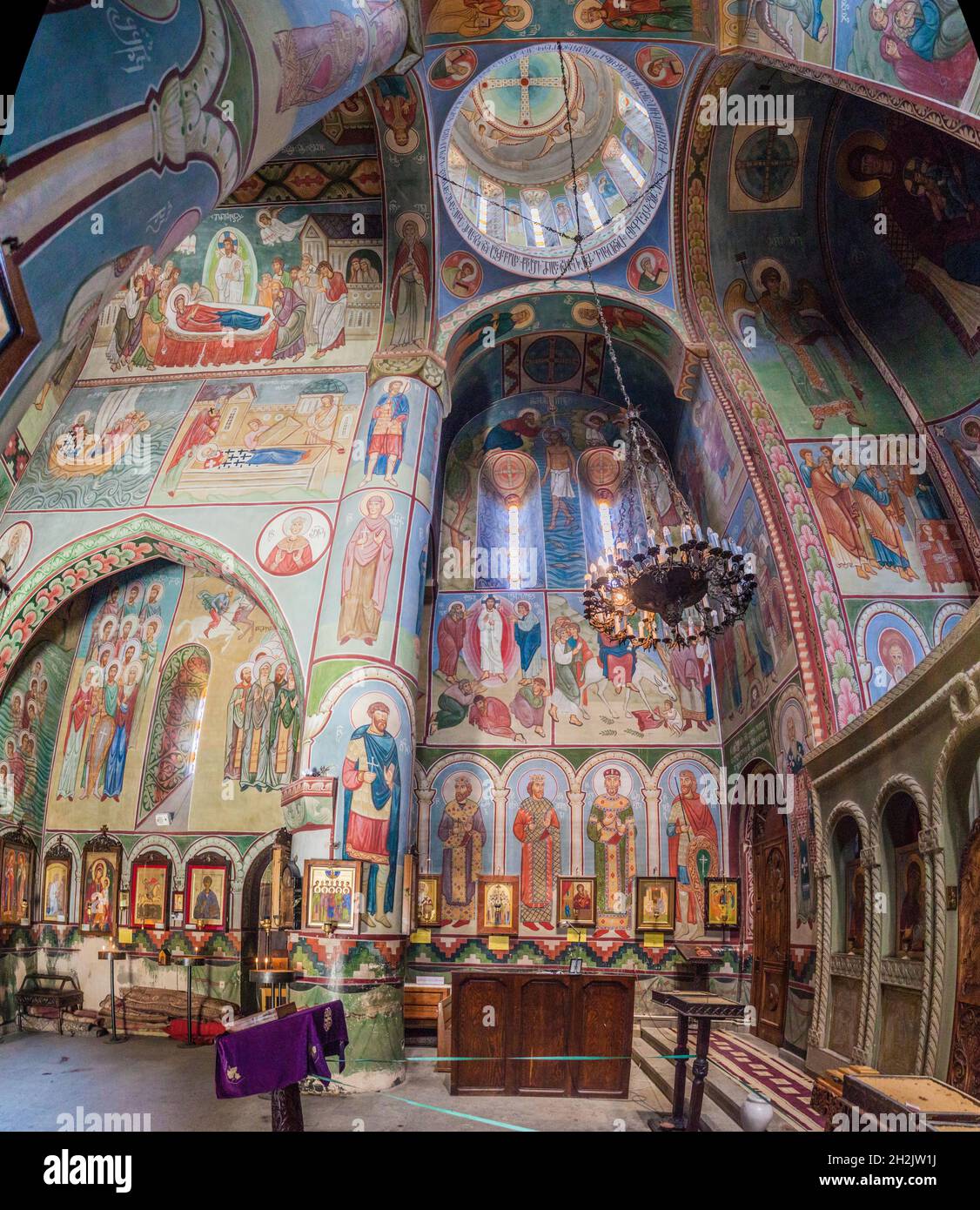 TIFLIS, GEORGIEN - 17. JULI 2017: Innenraum der St. Nikolaus-Kirche in Narikala in Tiflis, Georgien Stockfoto