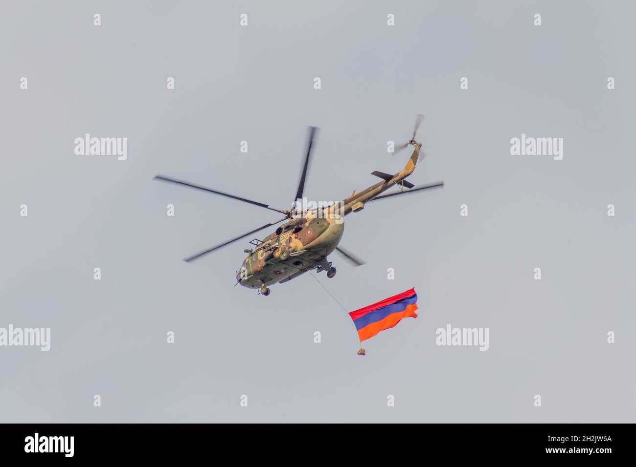 JEREWAN, ARMENIEN - 5. JULI 2017: Hubschrauber mit der Nationalflagge Armeniens während der Feierlichkeiten zum Tag der Verfassung und zum Tag des Staatssyms Stockfoto