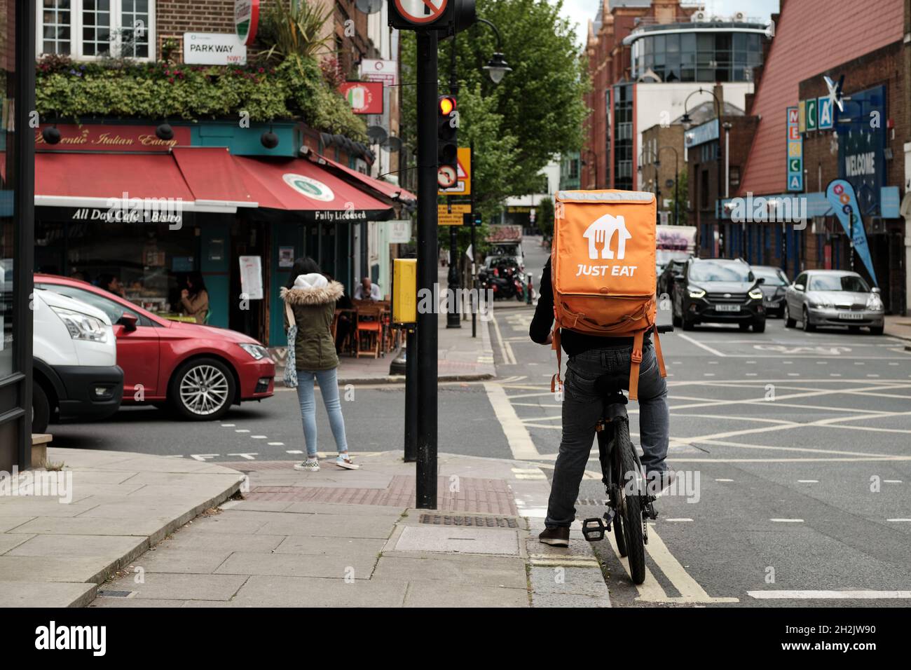 ESSEN SIE EINFACH FAHRRADFAHRER, der Essen liefert Stockfoto