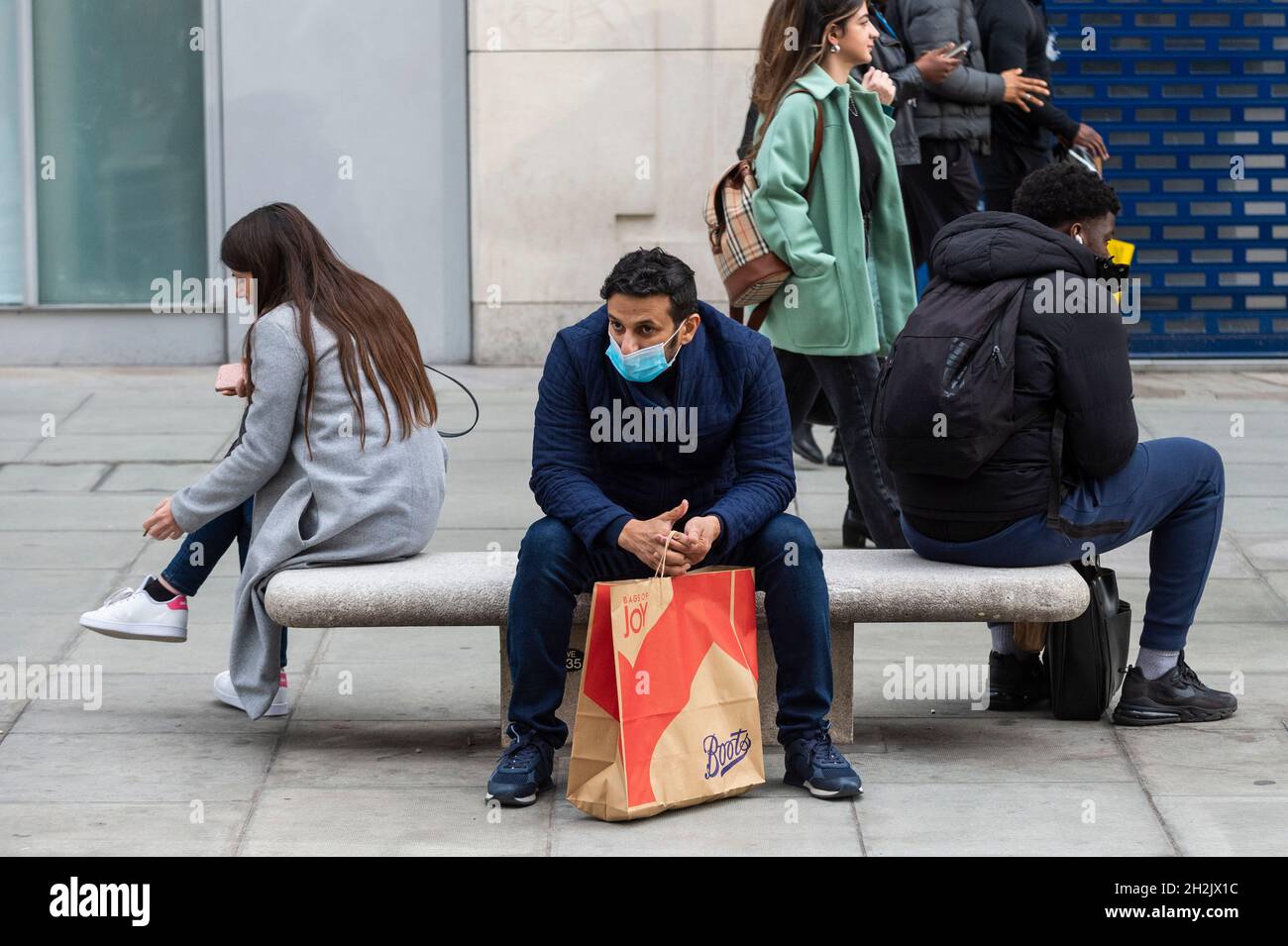 London, Großbritannien. 22. Oktober 2021. Shopper in der Oxford Street. Im Hinblick auf Weihnachten gibt es unter einigen medizinischen Fachkräften Bedenken, dass die britische Regierung zu langsam sein könnte, um zu handeln, da die Zahl der gemeldeten positiven Covid-19-Fälle mit 52,009 am 21. Oktober gemeldeten Fällen weiter zunimmt. Kredit: Stephen Chung / Alamy Live Nachrichten Stockfoto