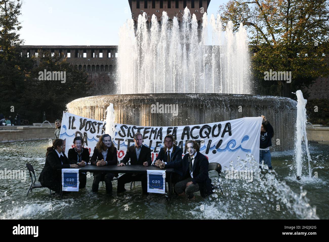 Mailand, Italien. Oktober 2021. Mailand, Italien - 22. Oktober 2021: Freitags inszenieren zukünftige Klimaaktivisten, die Masken tragen, die Weltführer darstellen, vor dem Schloss Sforza einen Flash-Mob zur Vorbereitung der G20 Credit: Piero Cruciatti/Alamy Live News Stockfoto