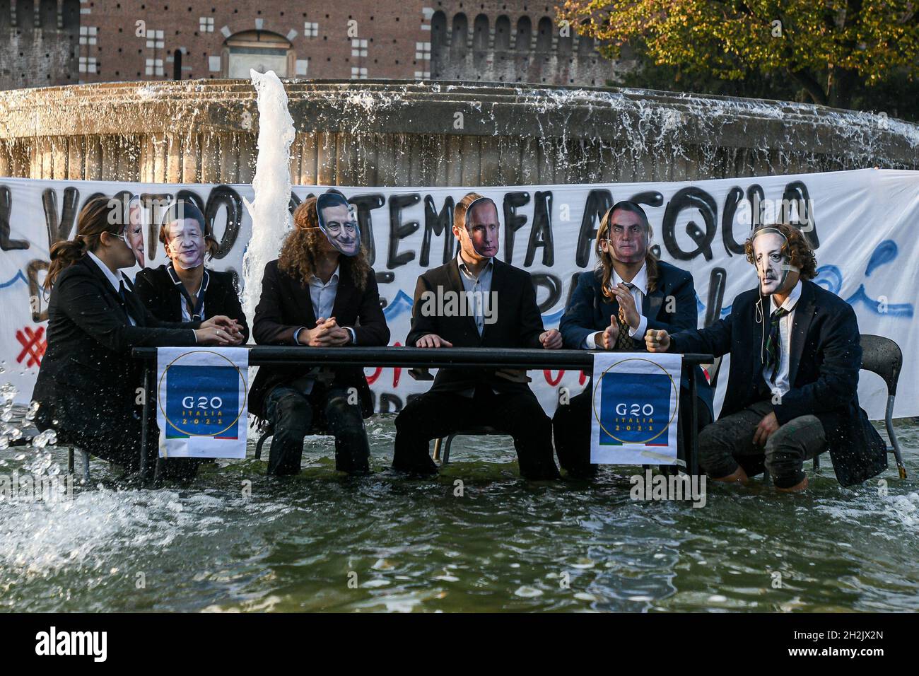 Mailand, Italien. Oktober 2021. Mailand, Italien - 22. Oktober 2021: Freitags inszenieren zukünftige Klimaaktivisten, die Masken tragen, die Weltführer darstellen, vor dem Schloss Sforza einen Flash-Mob zur Vorbereitung der G20 Credit: Piero Cruciatti/Alamy Live News Stockfoto