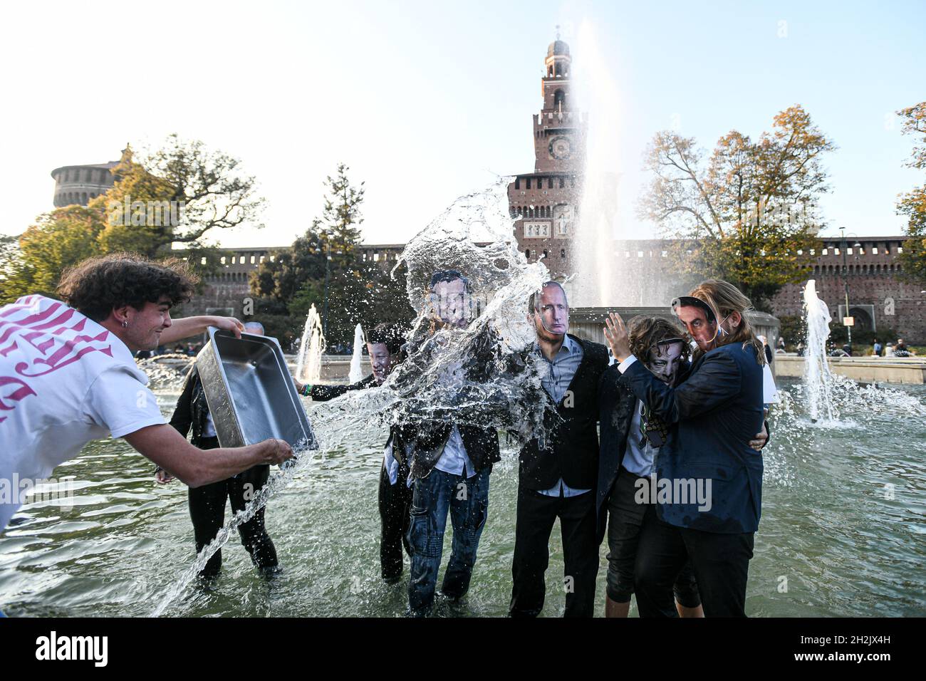 Mailand, Italien. Oktober 2021. Mailand, Italien - 22. Oktober 2021: Freitags inszenieren zukünftige Klimaaktivisten, die Masken tragen, die Weltführer darstellen, vor dem Schloss Sforza einen Flash-Mob zur Vorbereitung der G20 Credit: Piero Cruciatti/Alamy Live News Stockfoto