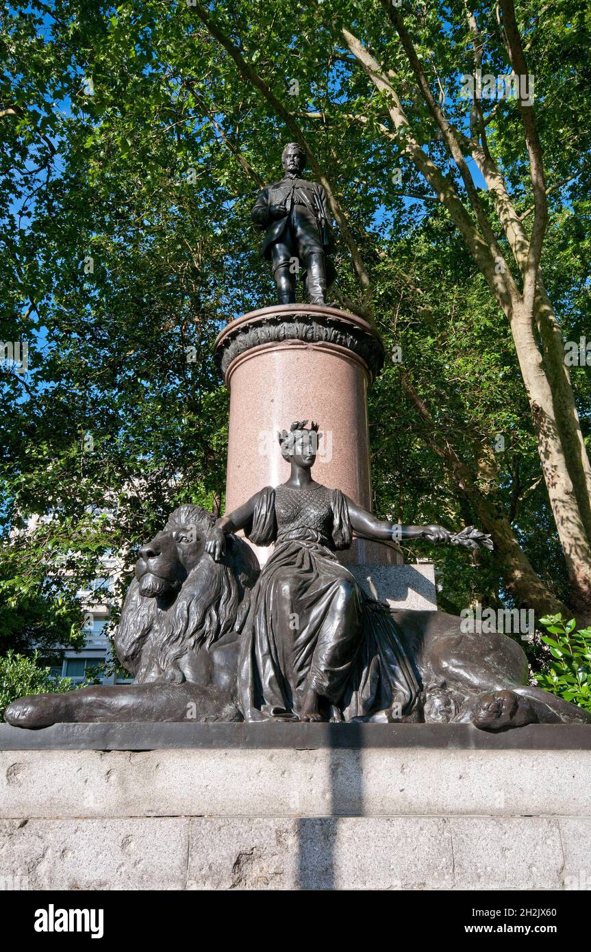 Statue von Colin Campbell, Lord Clyde (1792-1863), mit allegorischer Statue von Britannia und Lion, von Carlo Marochetti, Waterloo Place, London, England Stockfoto