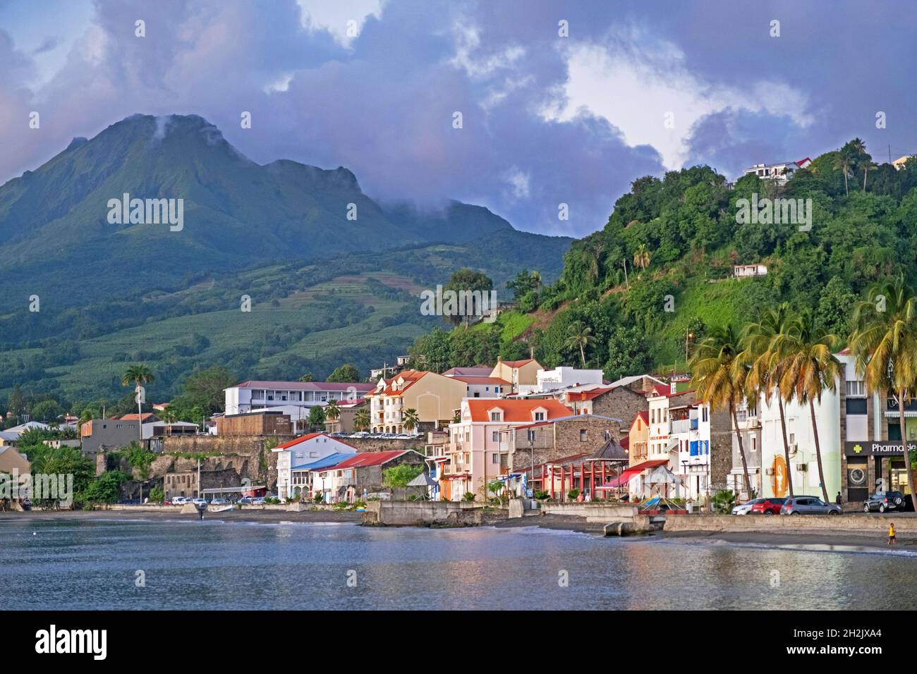 Die Stadt Saint-Pierre, erste permanente französische Kolonie und aktiver Vulkan Mount Pelée auf der Insel Martinique in der Karibik Stockfoto
