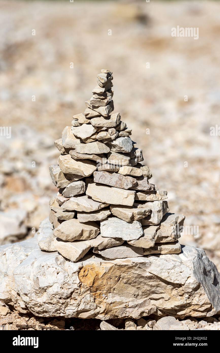 Haufen von Steinen im Gleichgewicht oder Pyramide aus Kieselsteinen, Zen-Konzept oder Trail Marker. Pragser Wildsee oder Lago di Praies, Trentino, Italien, Europa. Stockfoto