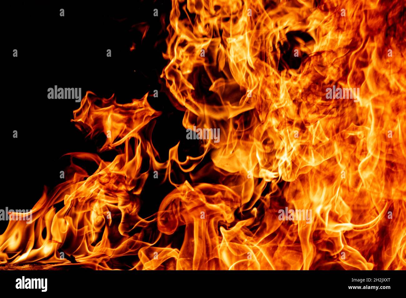 Textur der Feuerflamme. Brennendes Material im Hintergrund. Brenneffektmuster. Tapete mit Blaze und Fackel. Hitze und Dunst im Hintergrund. Exploison und Hot Background. Stockfoto