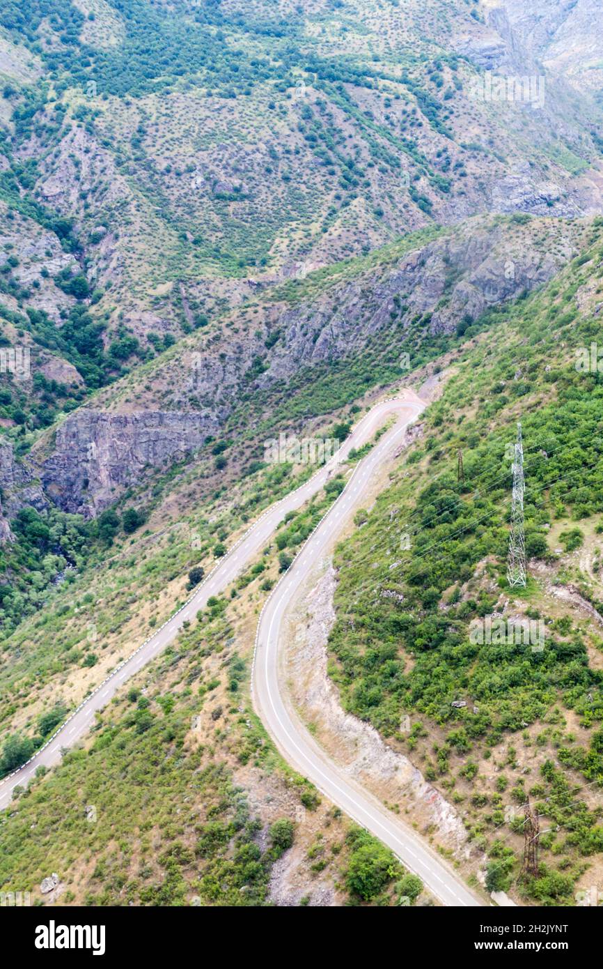 Straße zwischen Tatev und Halidzor im Vorotan-Flusstal, Armenien. Stockfoto