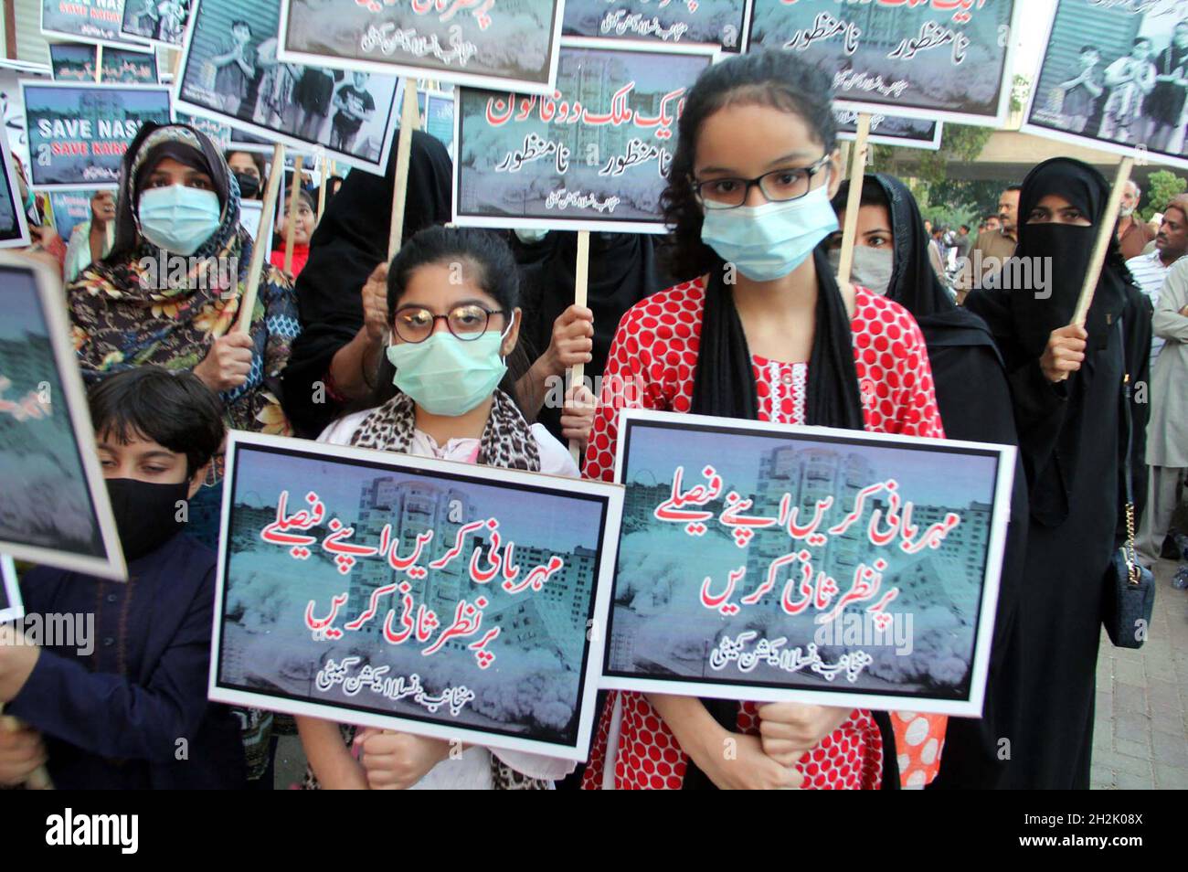 Pakistan. Oktober 2021. Betroffene Bewohner des Nasla Tower veranstalten am Freitag, den 22. Oktober 2021, eine Protestdemonstration gegen den Abriss des 15-stöckigen Gebäudes vor dem Nasla Tower in Shahra-e-Faisal in Karachi. Karachi District East gibt den Bewohnern des Nasla Tower eine Benachrichtigung aus, dass sie bis zum 27. Oktober das Gelände räumen oder rechtliche Schritte einleiten sollen. Der Oberste Gerichtshof hatte im vergangenen Monat eine Überprüfungsantrags abgelehnt, in der das Gericht aufgefordert wurde, seinen Befehl zum Abriss des Nasla-Turms zurückzunehmen. Kredit: Asianet-Pakistan/Alamy Live Nachrichten Stockfoto