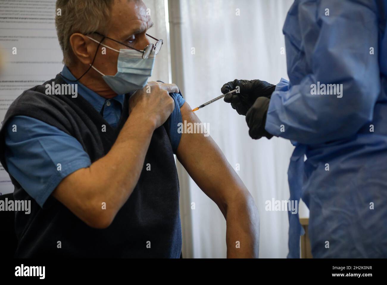 Bukarest, Rumänien - 22. Oktober 2021: Details zu einer Person, die den Impfstoff SARS Cov 2 (Covid-19) erhalten hat. Stockfoto