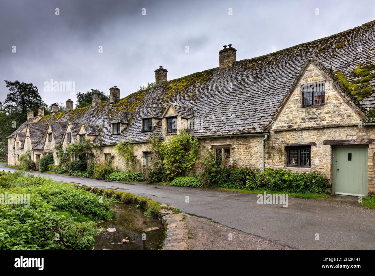 Die malerischen Weber-Cottages in der Arlington Row im Cotswolds-Dorf Bibury in Gloucestershire, England. Stockfoto