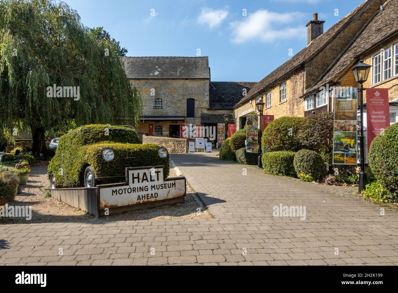 Das Cotswold Motoring Museum am River Windrush in Bourton-on-the-Water in den Cotswolds, Gloucestershire, England. Stockfoto
