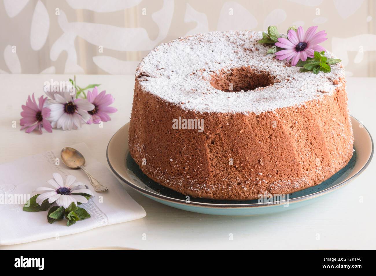 Chiffonkuchen mit Schokolade und Blumen Stockfoto