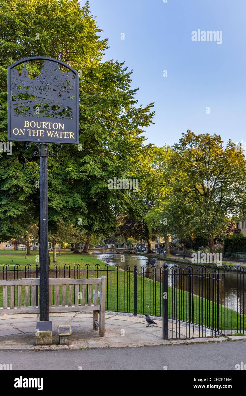 Dorfzeichen von Bourton-on-the-Water, einem beliebten Ziel von Cotswold mit dem sanft fließenden Fluss Windrush, der durch das Zentrum des Dorfes fließt. Stockfoto
