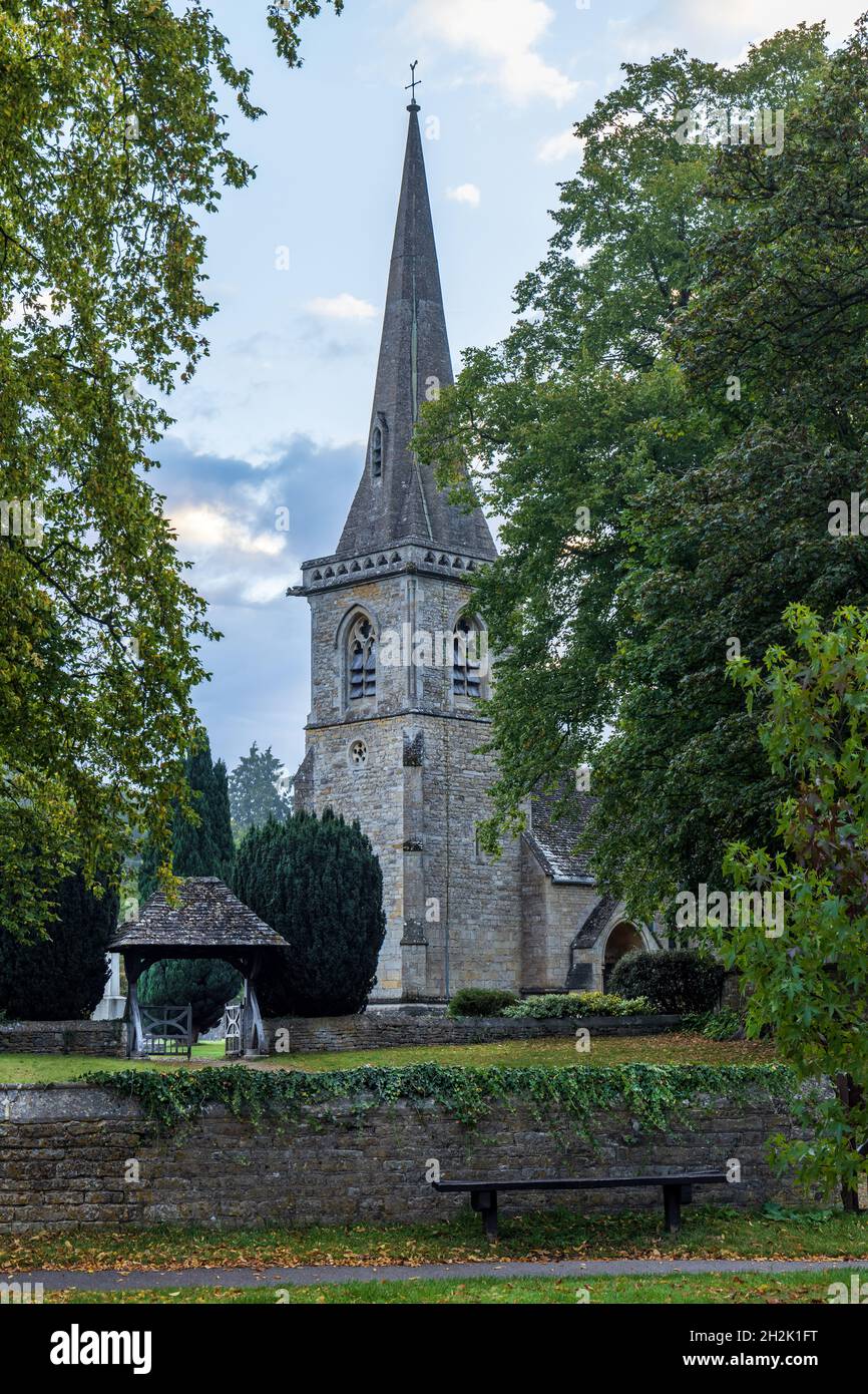 Die Pfarrkirche Saint Mary in Lower Slaughter ist eine wunderschöne Steinkirche in den Cotswolds, Gloucestershire. Stockfoto