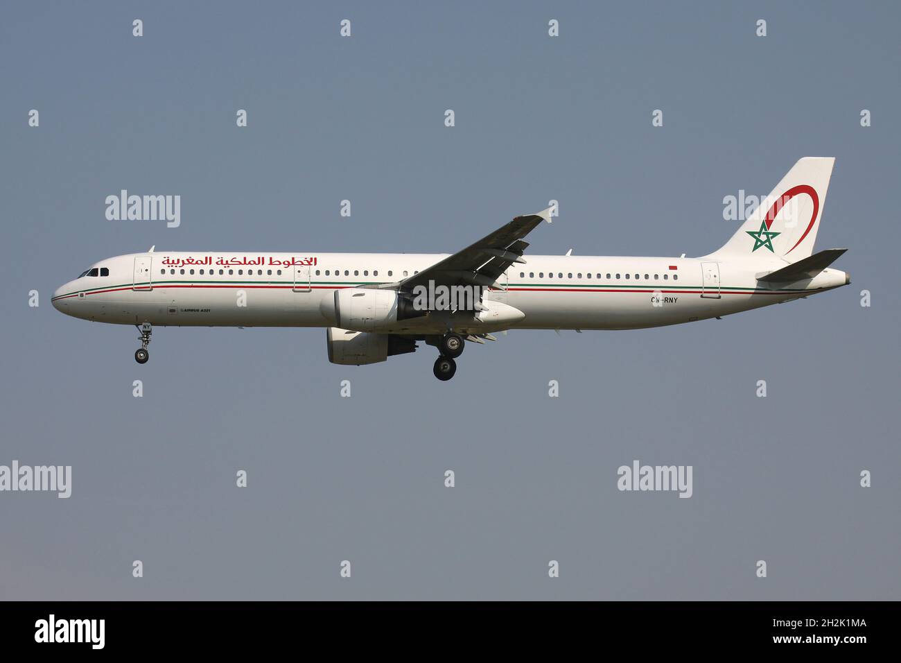 Royal Air Maroc Airbus A321-200 mit Registrierung CN-RNY im Kurzfinale für Start- und Landebahn 01 des Brüsseler Flughafens. Stockfoto