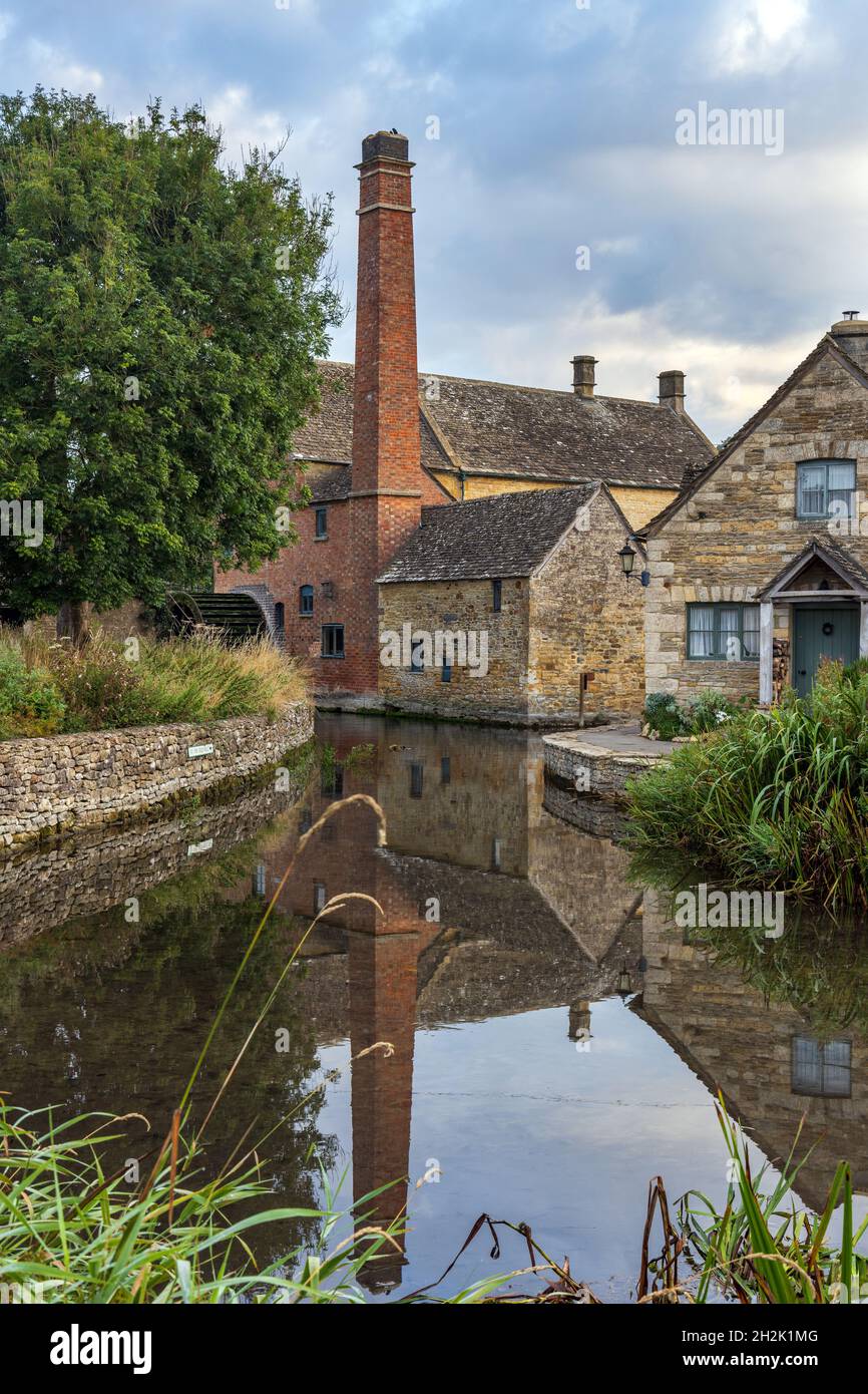Die Old Water Mill im malerischen Cotswolds-Dorf Lower Slaughter in Gloucestershire, England. Stockfoto