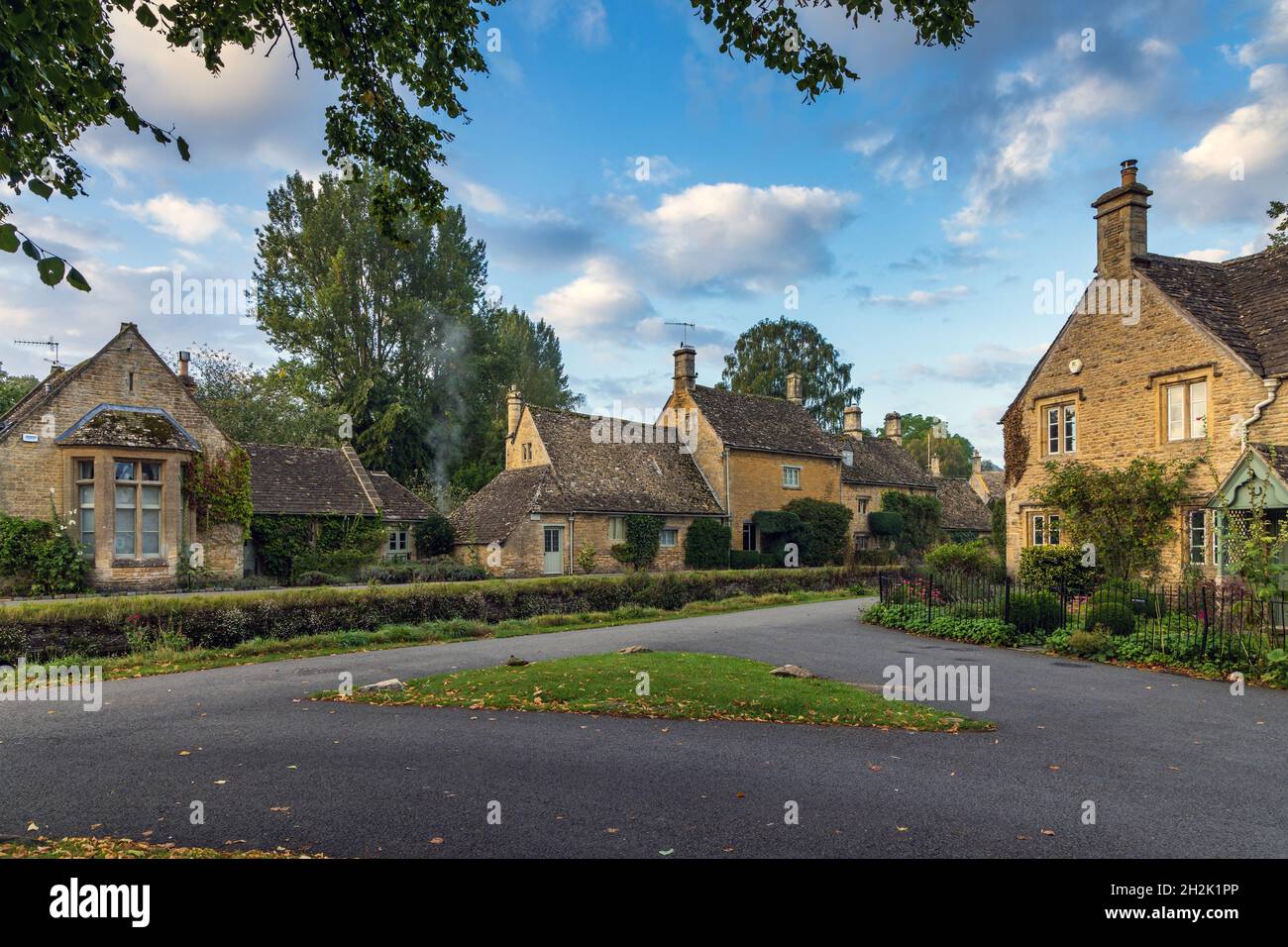 Lower Slaughter in Gloucestershire Cotswolds ist ein malerisches Dorf und bekannt für seine unberührten Kalksteinhütten im traditionellen Cotswold-Stil. Stockfoto