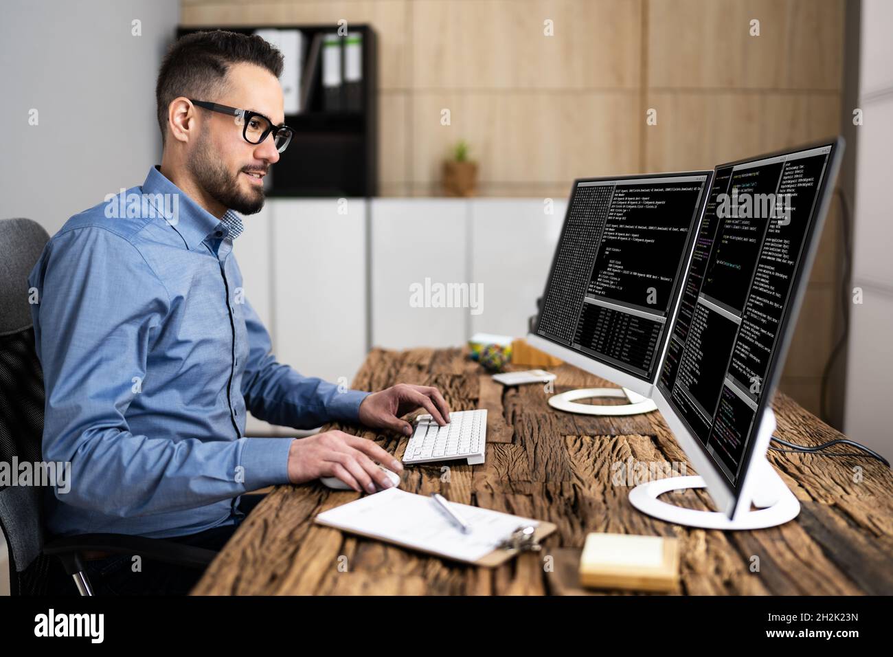 Codierer Mit Computer Am Schreibtisch. Web-Entwickler Stockfoto