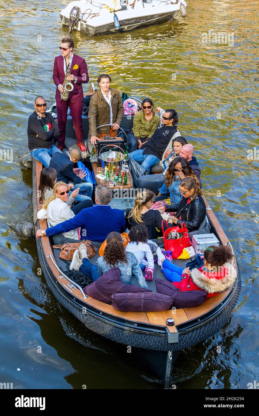 Dies ist die Feier des Unabhängigkeitstages der Einwohner der Niederlande in einem der Kanäle 5. Mai 2013 in Amsterdam, Niederlande. Stockfoto Dies ist die Feier des Unabhängigkeitstages der Einwohner der Niederlande in einem der Kanäle 5. Mai 2013 in Amsterdam, Niederlande. Stockfoto