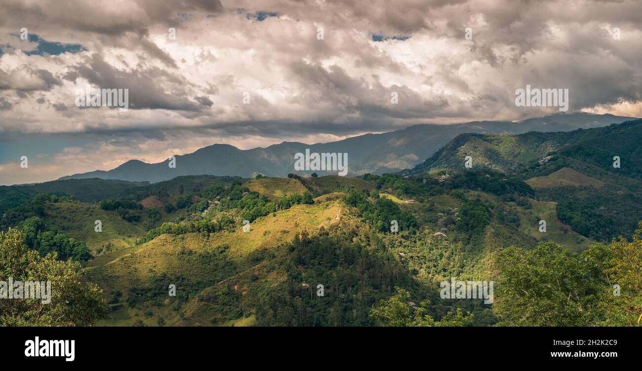 Wolkiger Himmel über den Anden. Salento, Quindío, Kolumbien Stockfoto