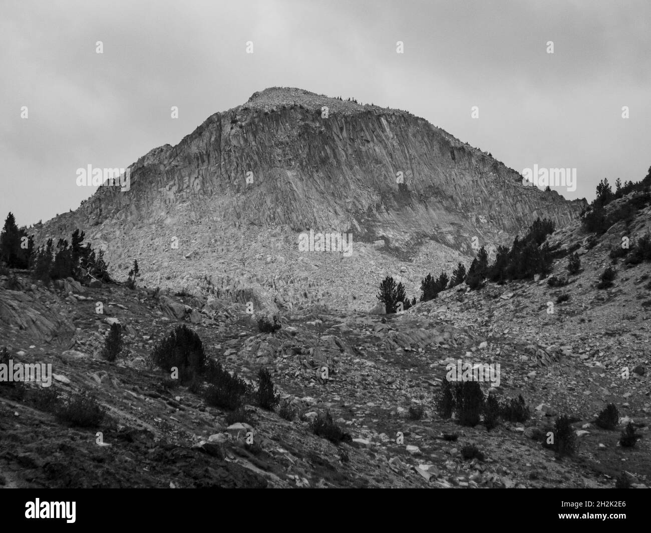 Ein felsiger Gipfel im alpinen Wallowa-Gebirge. Stockfoto