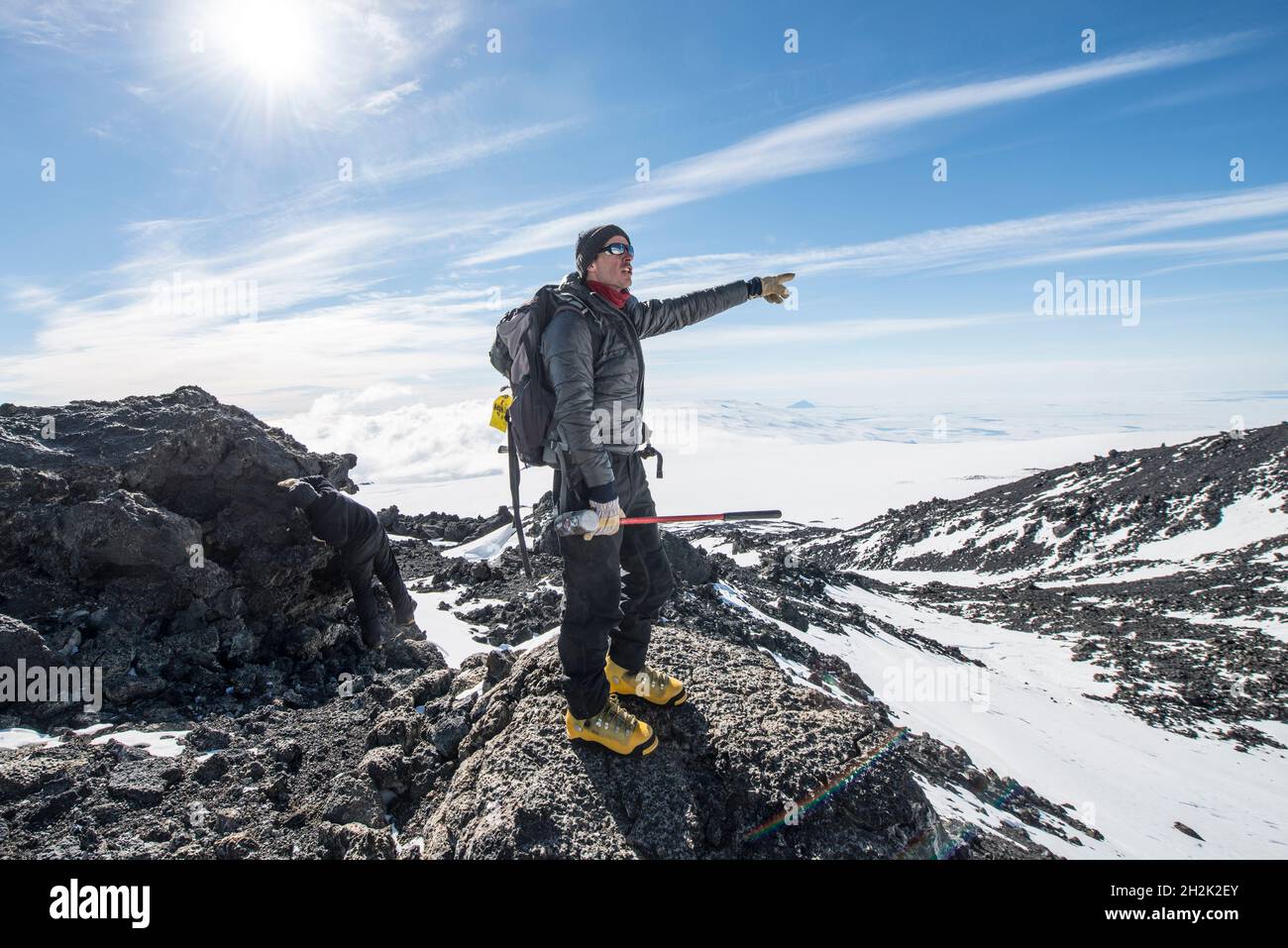 Ein Geologe, der am Mount Erebus Antarctica arbeitet Stockfoto