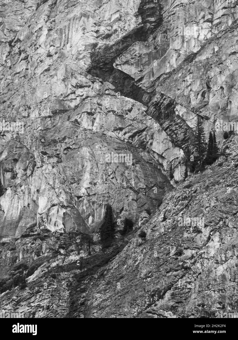 Ein dunkler Felsdeich durchschneidet einen Gipfel im Wallowa-Gebirge. Stockfoto