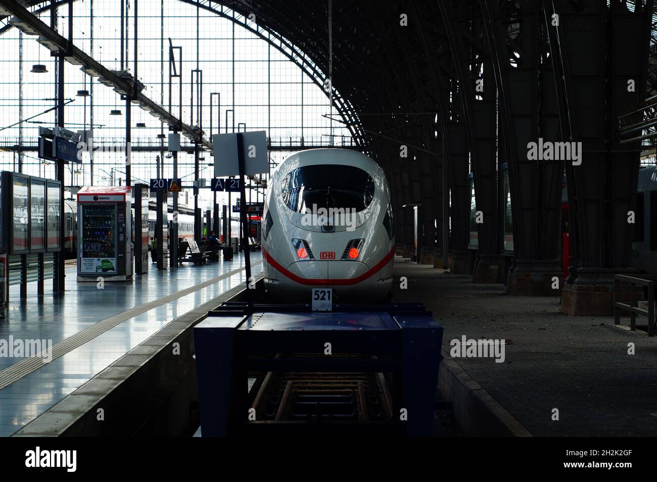 FRANKFURT, DEUTSCHLAND - 11. Jul 2021: Silhouette eines ICE-Hochgeschwindigkeitszuges am Frankfurter Hauptbahnhof. Gegenlichtaufnahme eines ICE 3 auf der Plattform Stockfoto