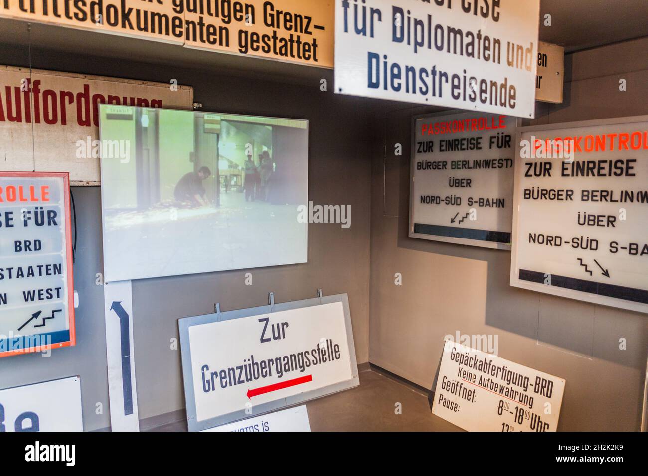 BERLIN, DEUTSCHLAND - 4. AUGUST 2017: Ausstellung im Tranenpalast der Tränen in Berlin. Stockfoto