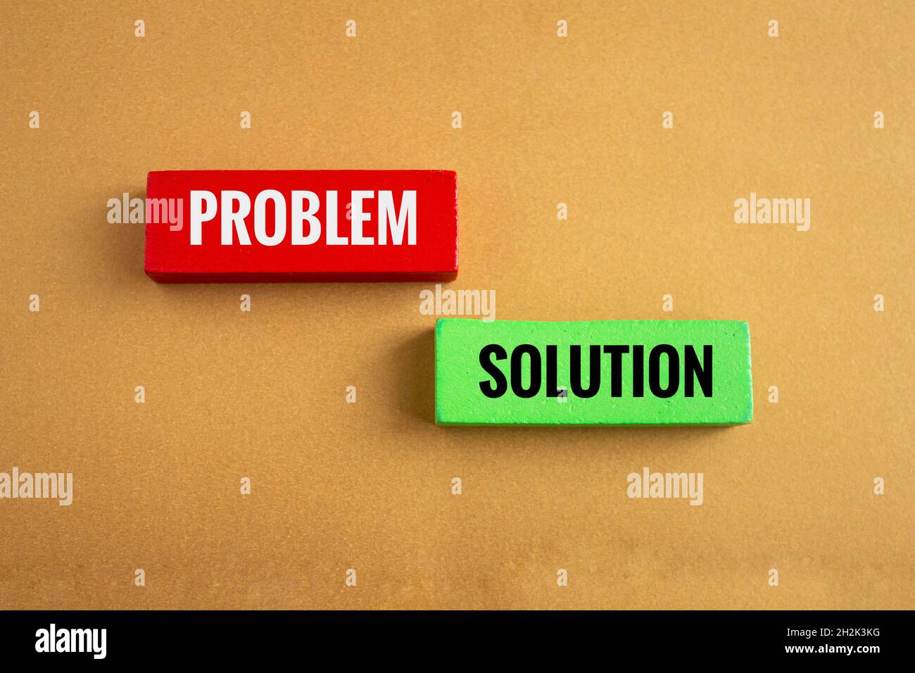 Holzblöcke mit Problem und Lösung darauf isoliert auf farbigem Hintergrund geschrieben. Krisenmanagement und Risikokonzept im Geschäftsleben. Stockfoto