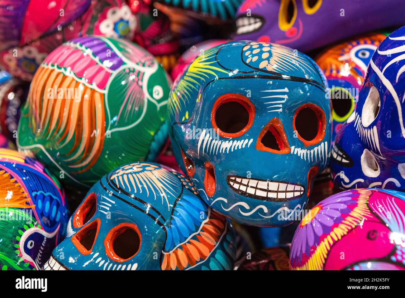 Bunte Dekoration Totenschädel Keramik des Todes Symbol auf dem Markt, Tag der Toten, Mexiko-Stadt, Mexiko. Stockfoto