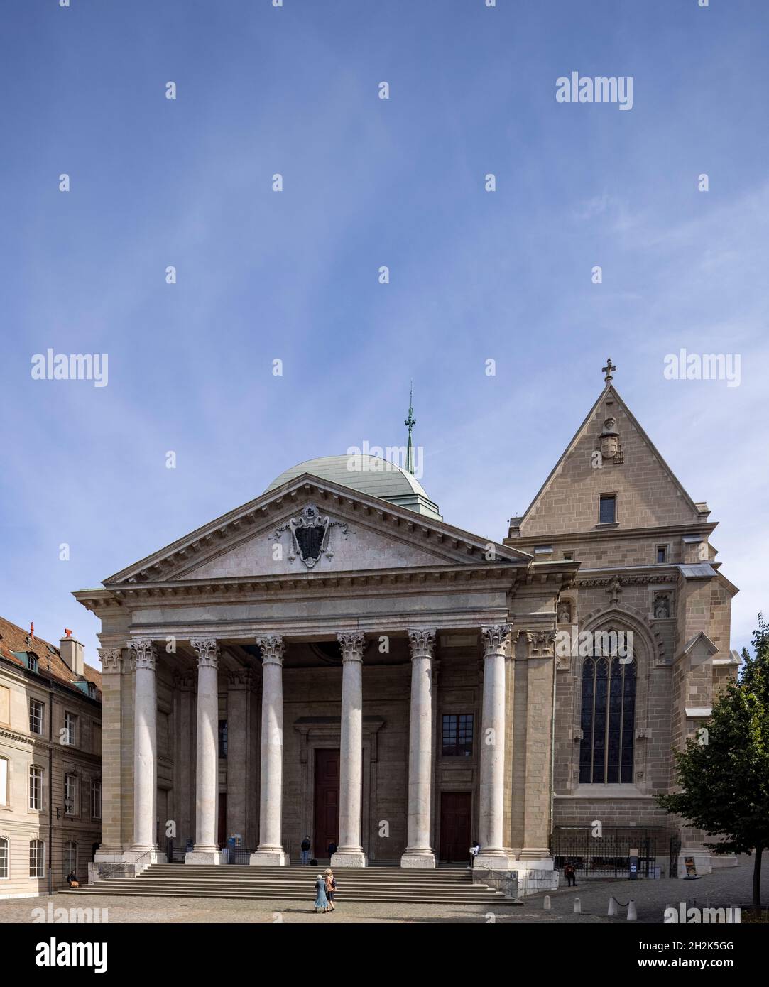 Neoklassizistische Eingangsfassade der Kathedrale St. Pierre aus dem 18. Jahrhundert, Genf, Schweiz, mit gotischer Makkabäerkapelle auf der rechten Seite. Stockfoto